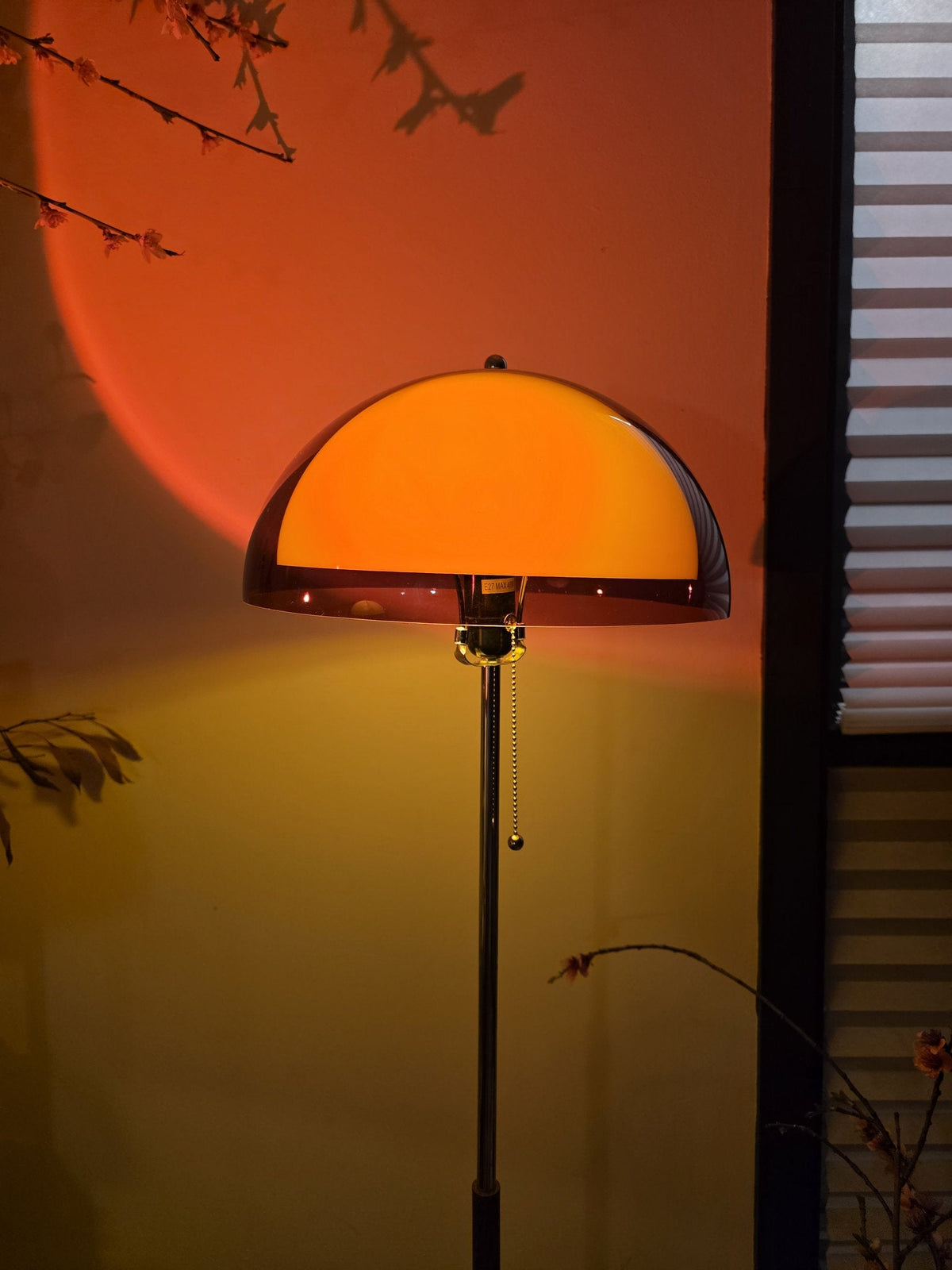 Lámpara de pie seta retro Fungela en un salón cálido – imagen 10