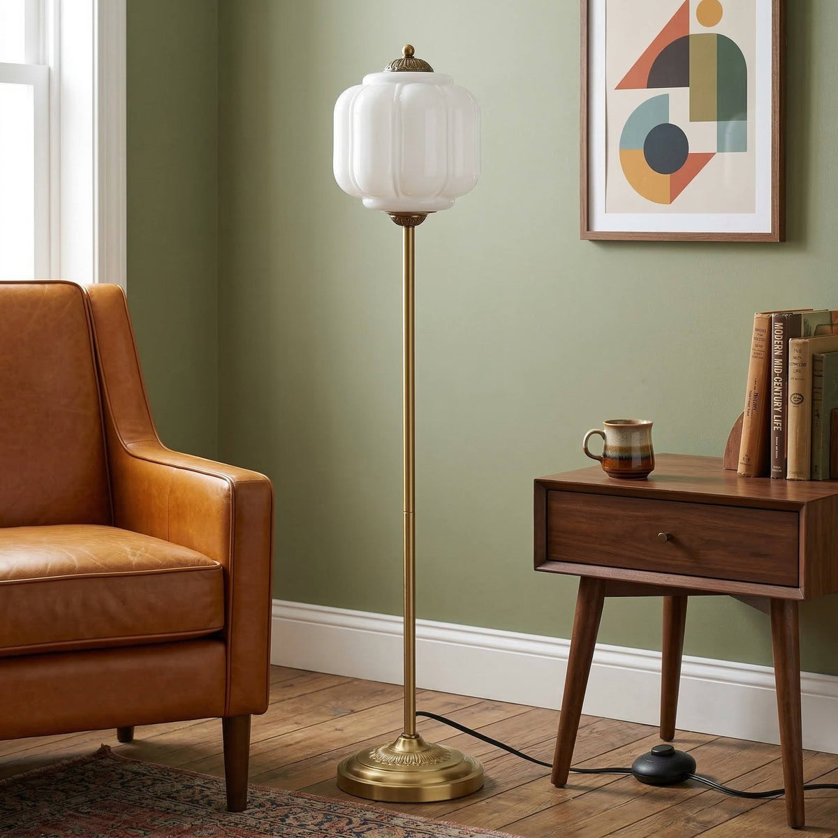 Lámpara de pie retro Tuliana – junto a un sillón de cuero