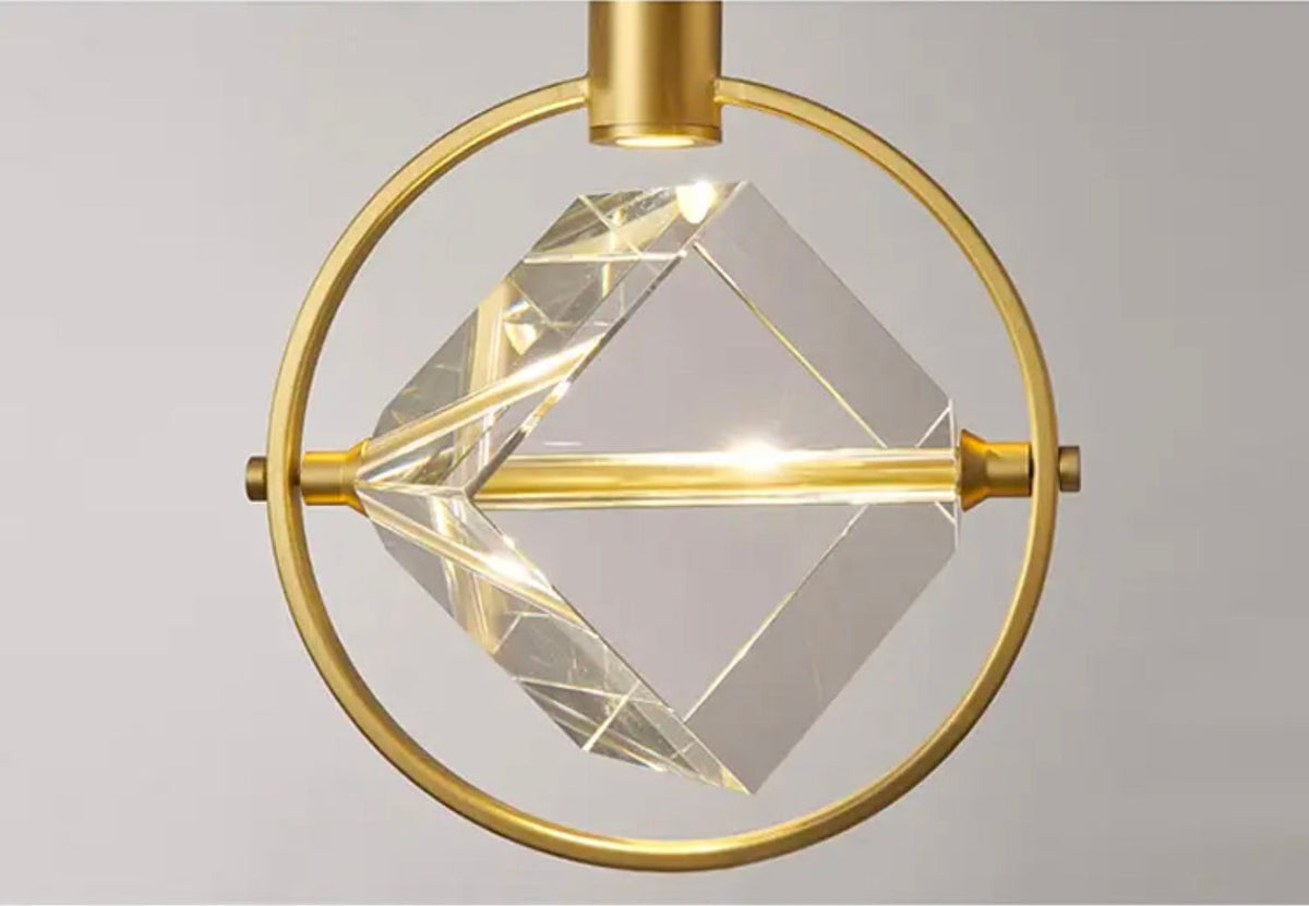 Lámpara colgante LED de cristal Diamela – detalle del cristal tallado dentro del aro dorado