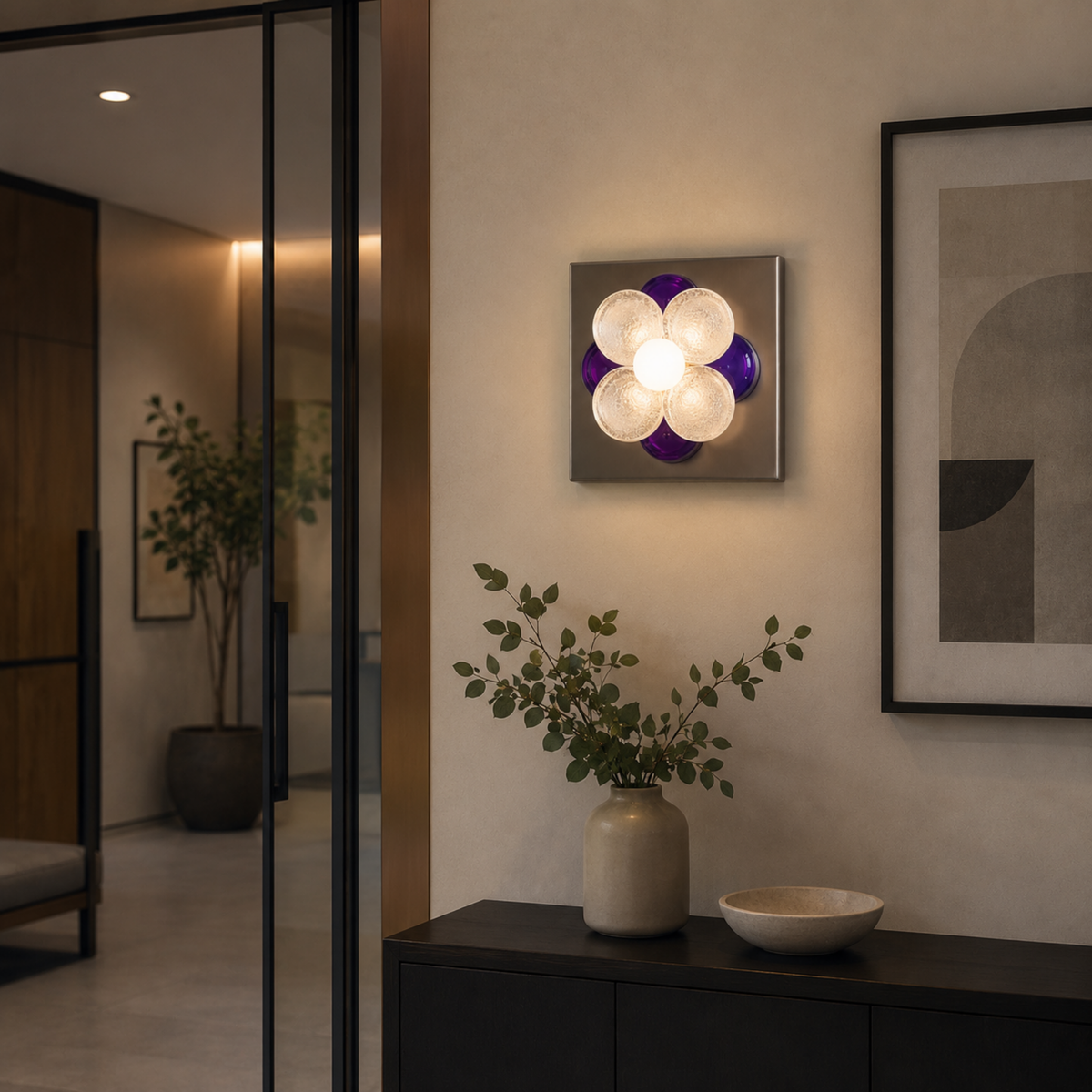 Aplique de pared Uflora flor de cristal – cristal morado en un recibidor