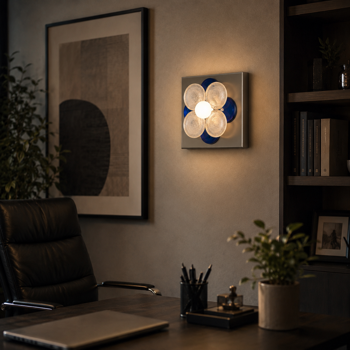 Aplique de pared Uflora flor de cristal – cristal azul en un despacho