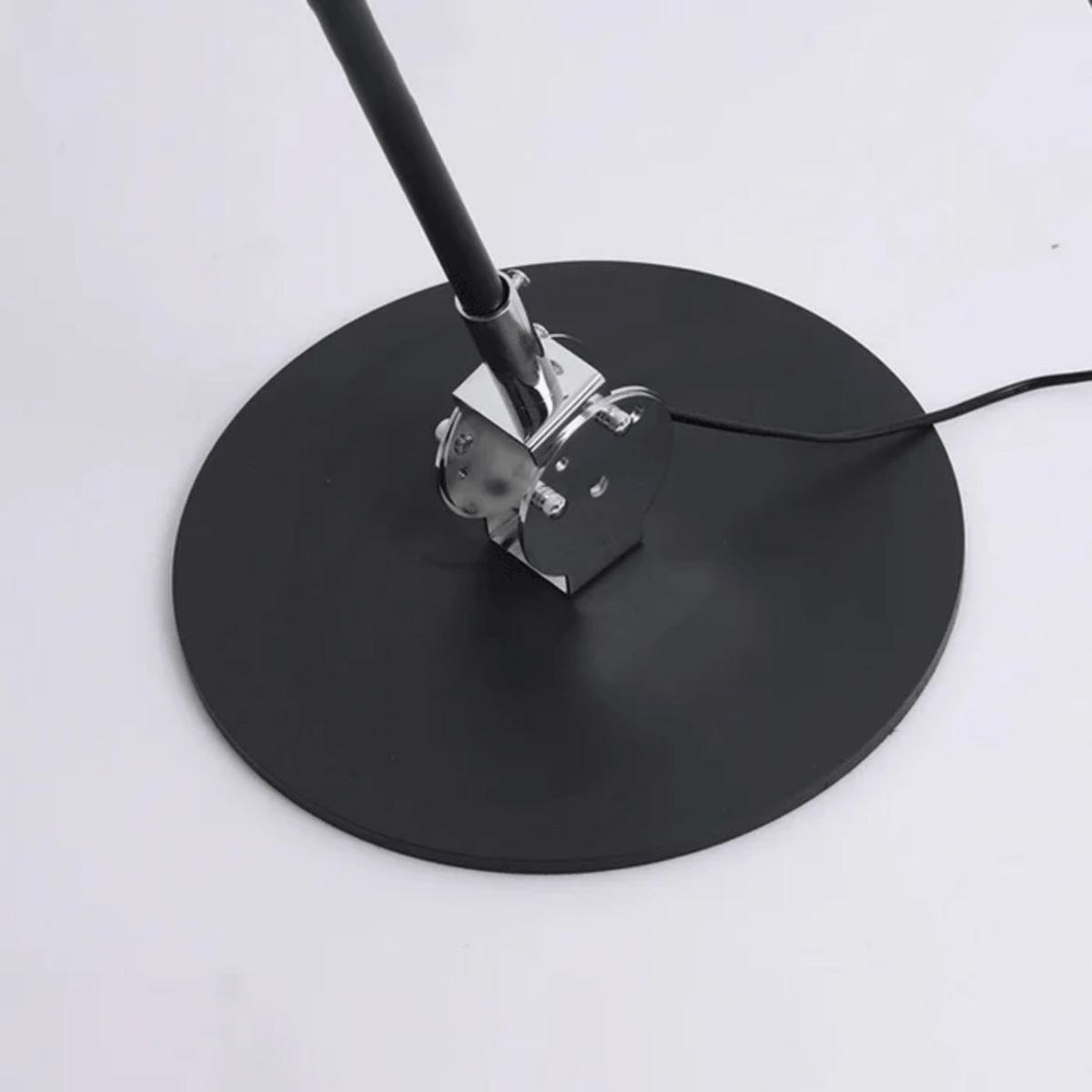 Lámpara de pie LED de brazo curvado Tallira – detalle de la base redonda