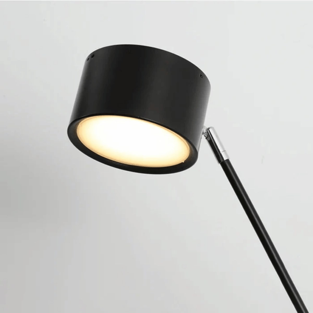 Lámpara de pie LED de brazo curvado Tallira – detalle del foco LED