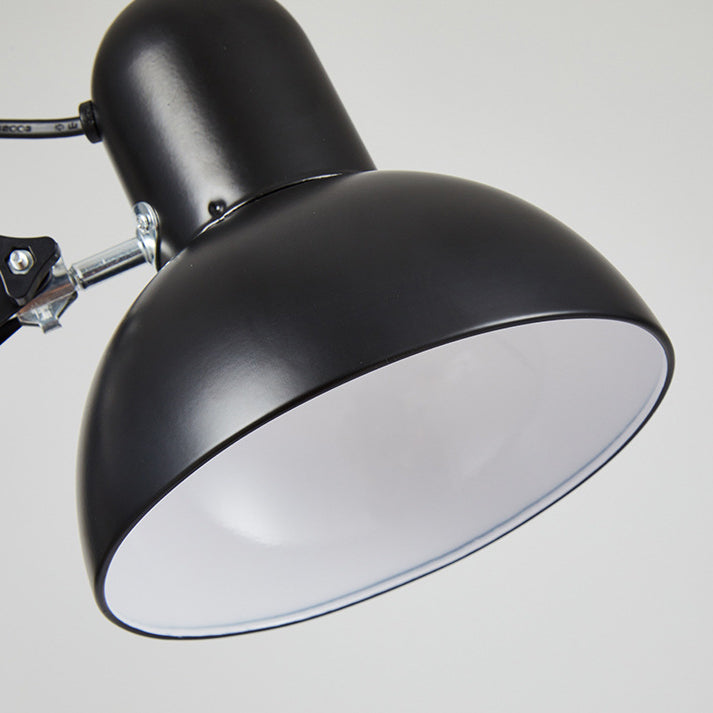 Lámpara de escritorio articulada Flexora – detalle de la pantalla negra con interior blanco