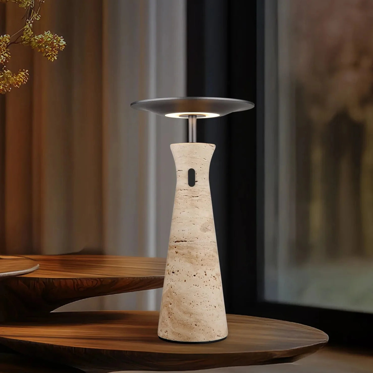 Lámpara de mesa inalámbrica Travela de travertino – junto a una ventana