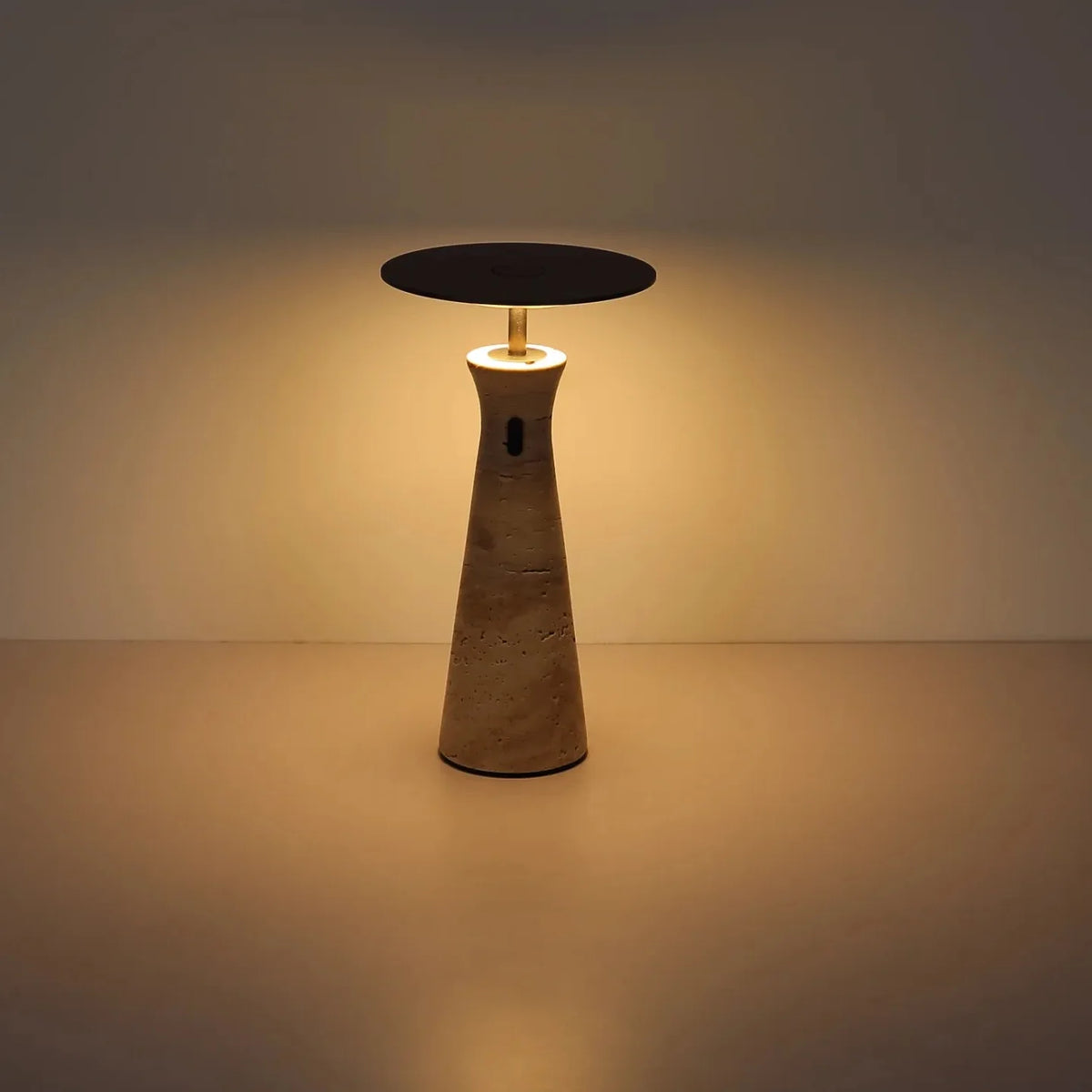 Lámpara de mesa inalámbrica Travela de travertino – encendida en penumbra