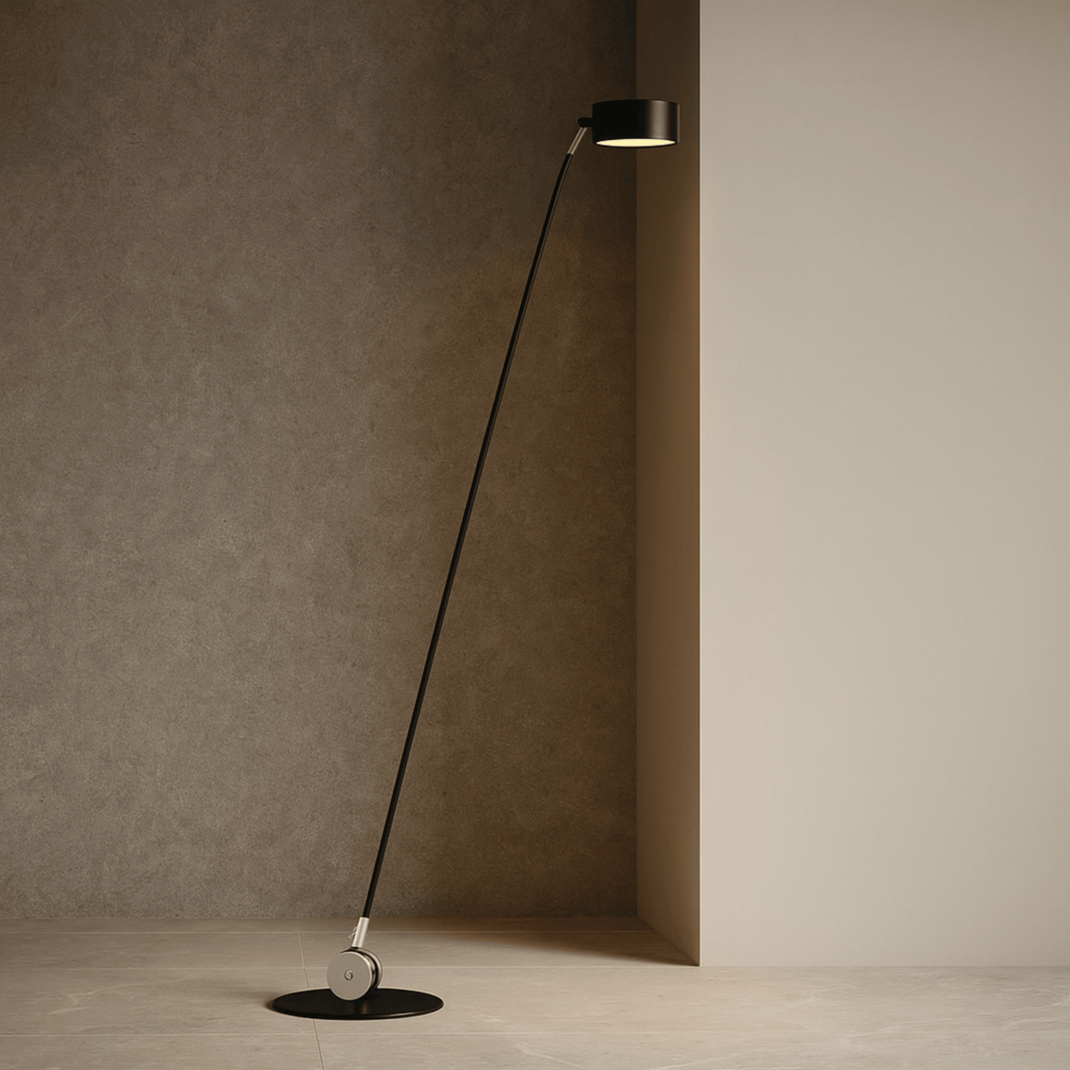 Lámpara de pie LED de brazo curvado Tallira – en negro mate junto a la pared