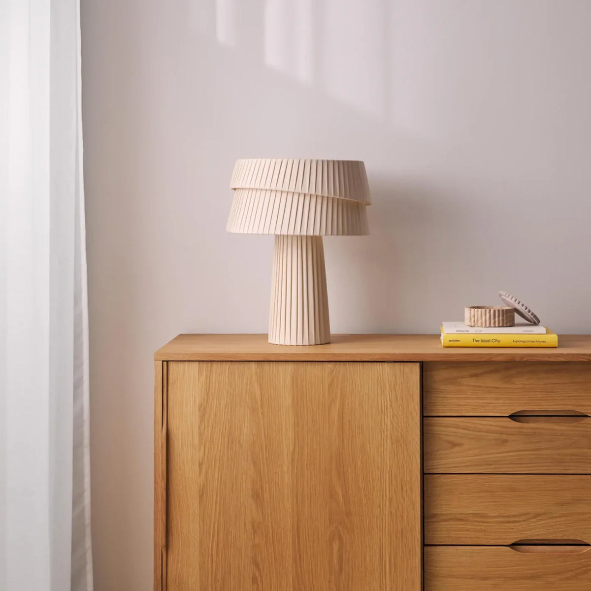 Lámpara de mesa de lino tejido Lanela sobre un aparador de madera – imagen 4