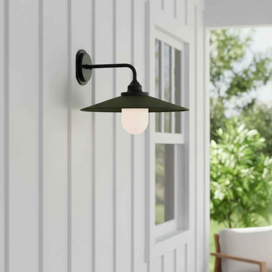 Aplique de pared exterior Idena en una fachada de madera blanca – imagen 19