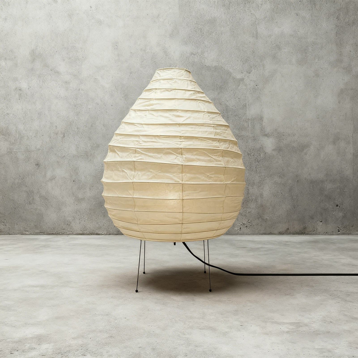 Lámpara de mesa de papel de arroz Washela – beige encendida