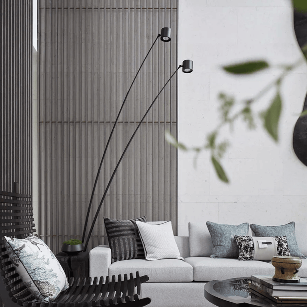Lámpara de pie LED de brazo curvado Tallira – dos lámparas junto a un sofá