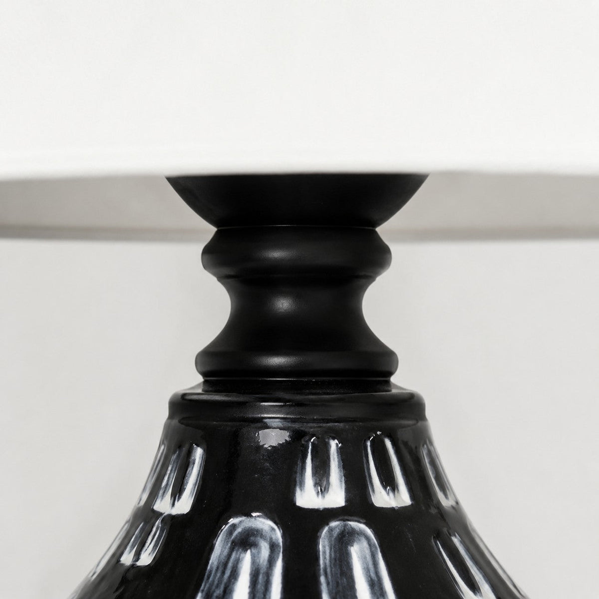 Lámpara de mesa de cerámica negra Trazona – detalle del cuello de cerámica brillante