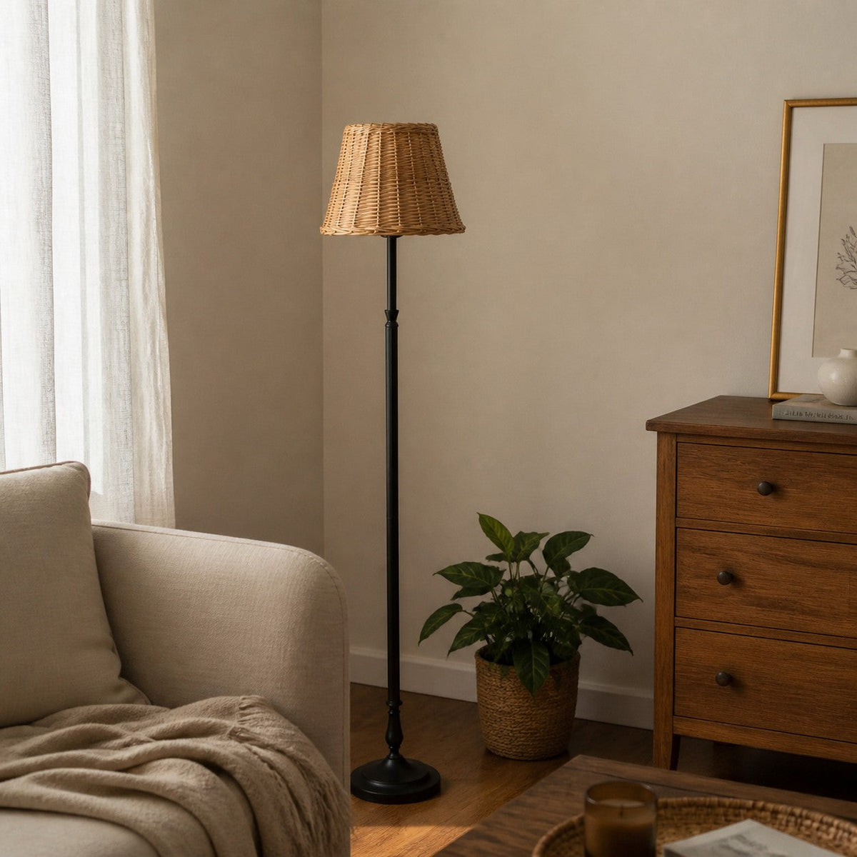 Lámpara de pie Palmisa con pantalla de ratán trenzado – en un dormitorio