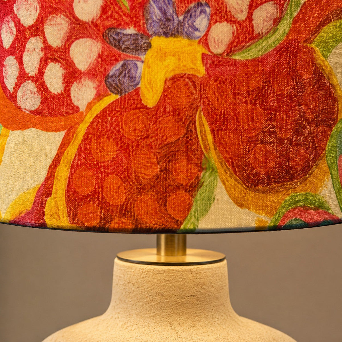 Lámpara de mesa de cerámica con pantalla floral Ramalia – detalle de la pantalla floral y el cuello dorado