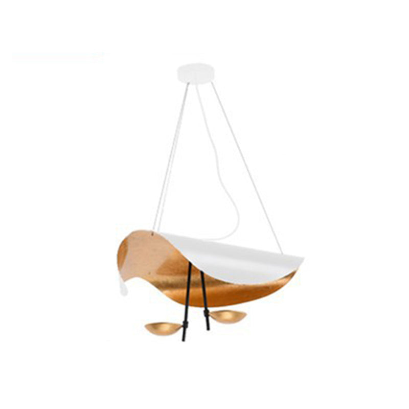 Lámpara colgante en forma de hoja Lotena sobre una mesa de comedor – imagen 13