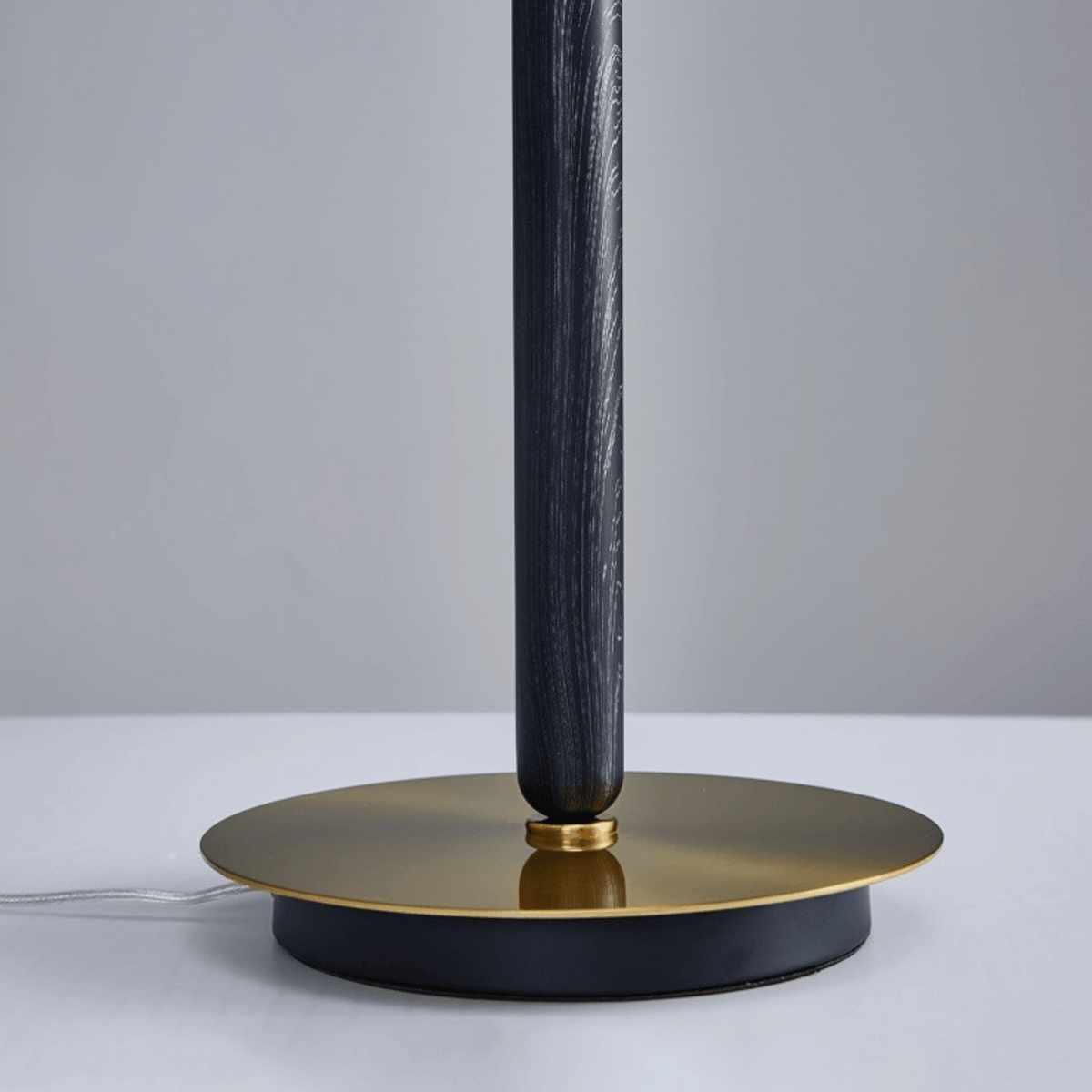 Lámpara de mesa LED de cristal Kelora – base dorada y negra