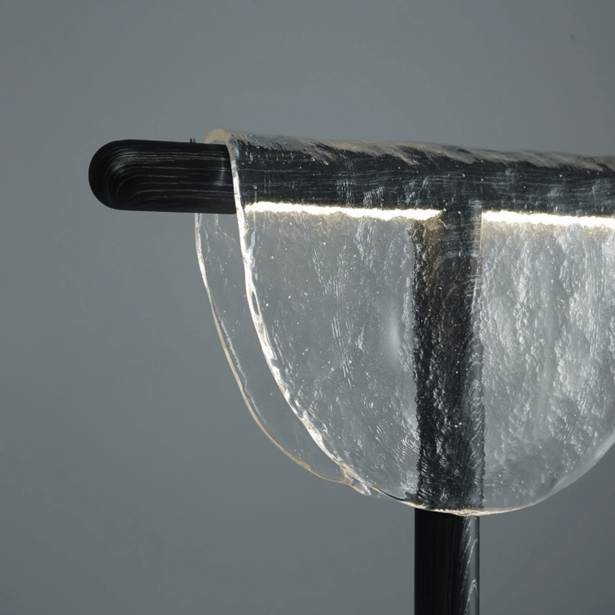 Lámpara de mesa LED de cristal Kelora – detalle del cristal transparente