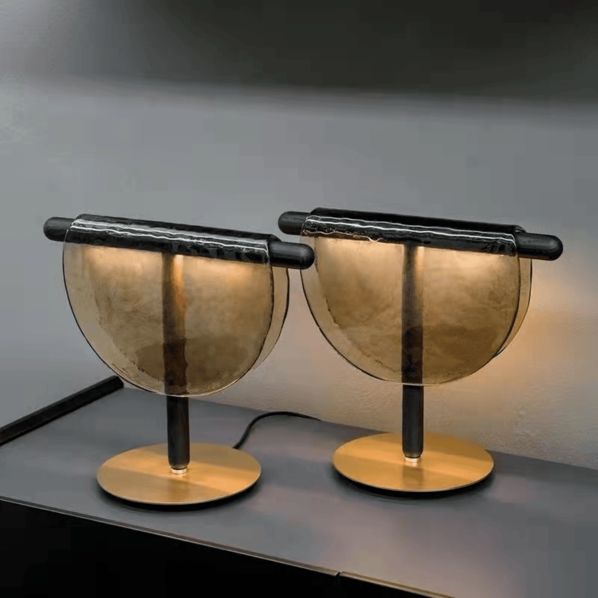 Lámpara de mesa LED de cristal Kelora – dos lámparas encendidas