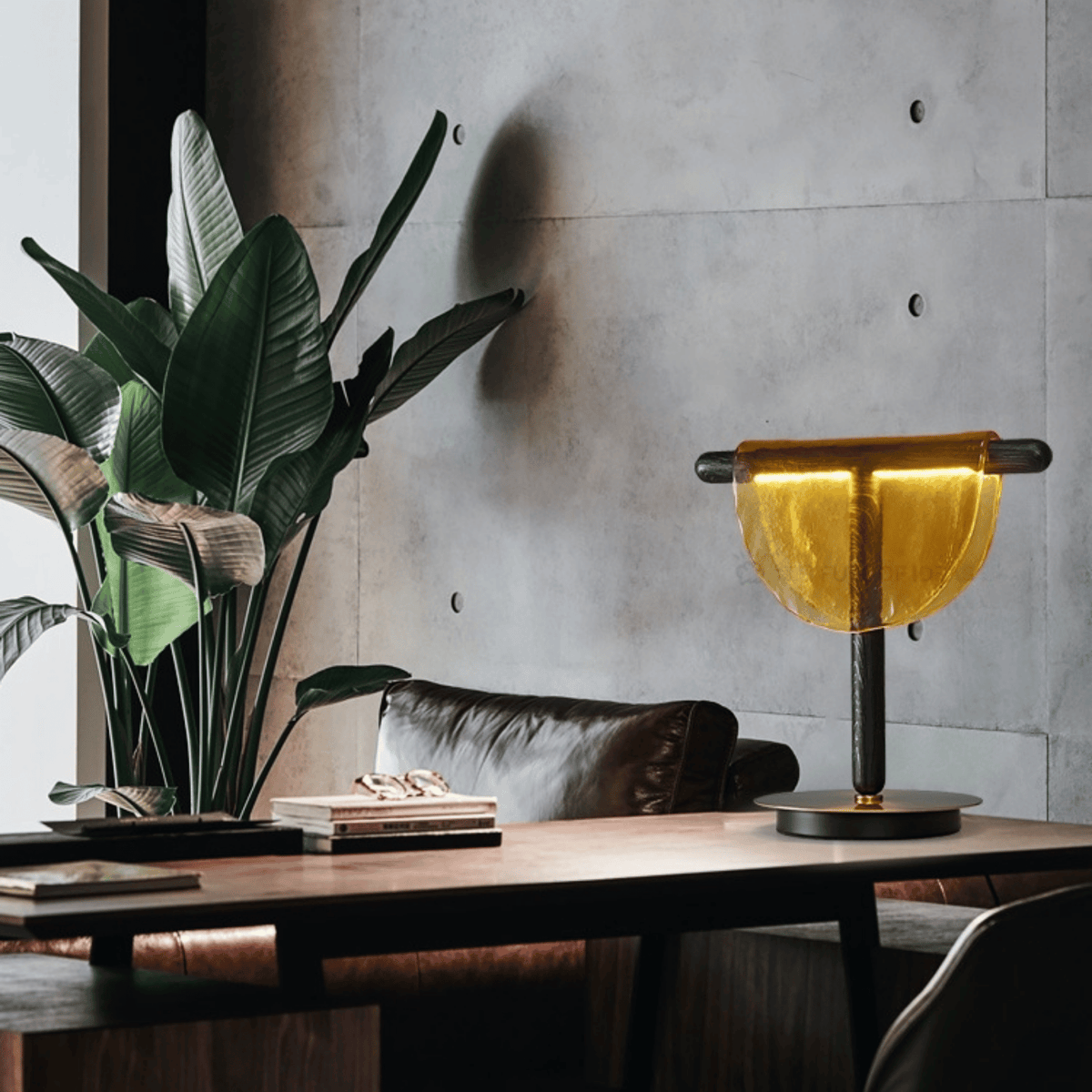 Lámpara de mesa LED de cristal Kelora en un salón de estilo nórdico – imagen 5