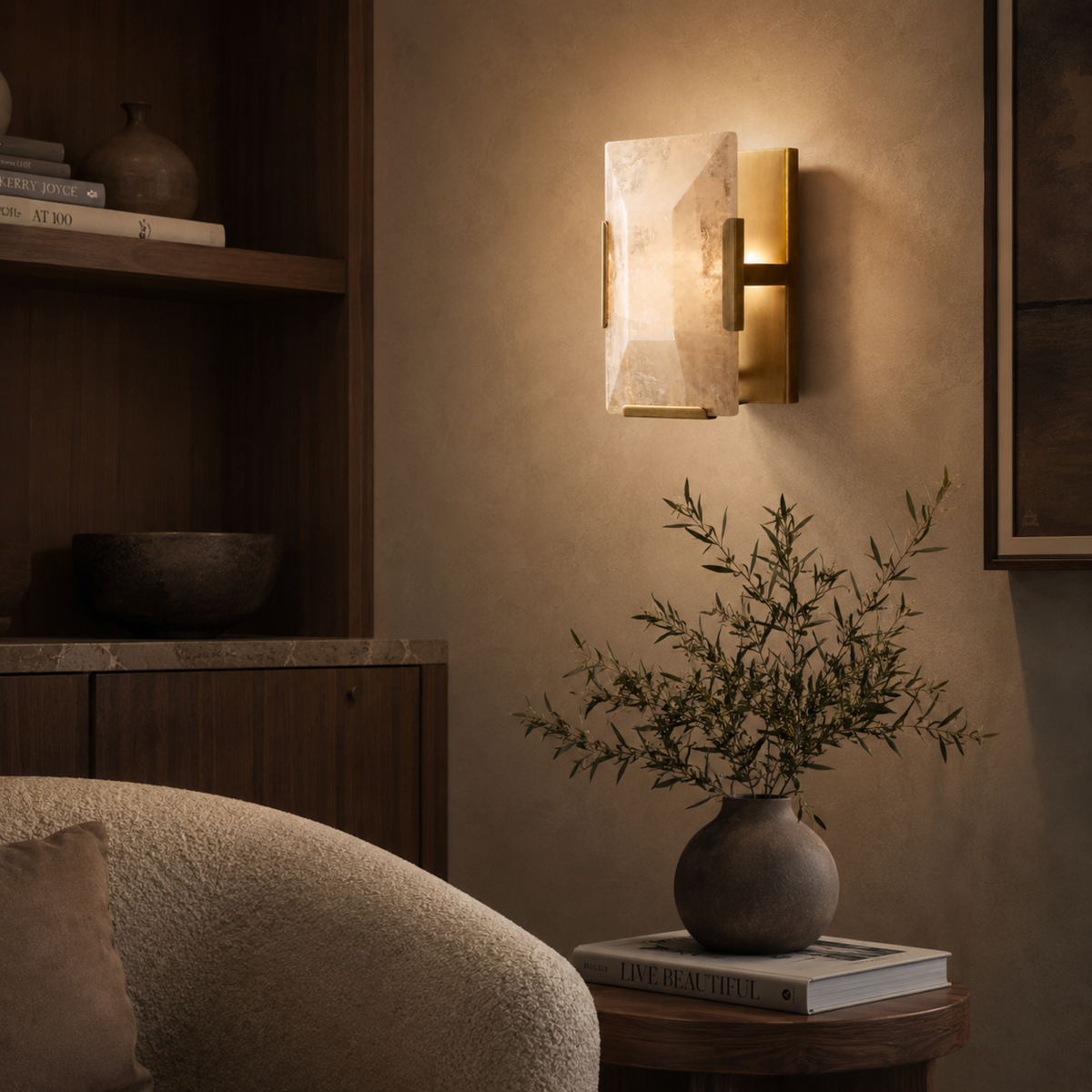 Aplique de pared de alabastro Vetalba – dorado encendido junto a una estantería