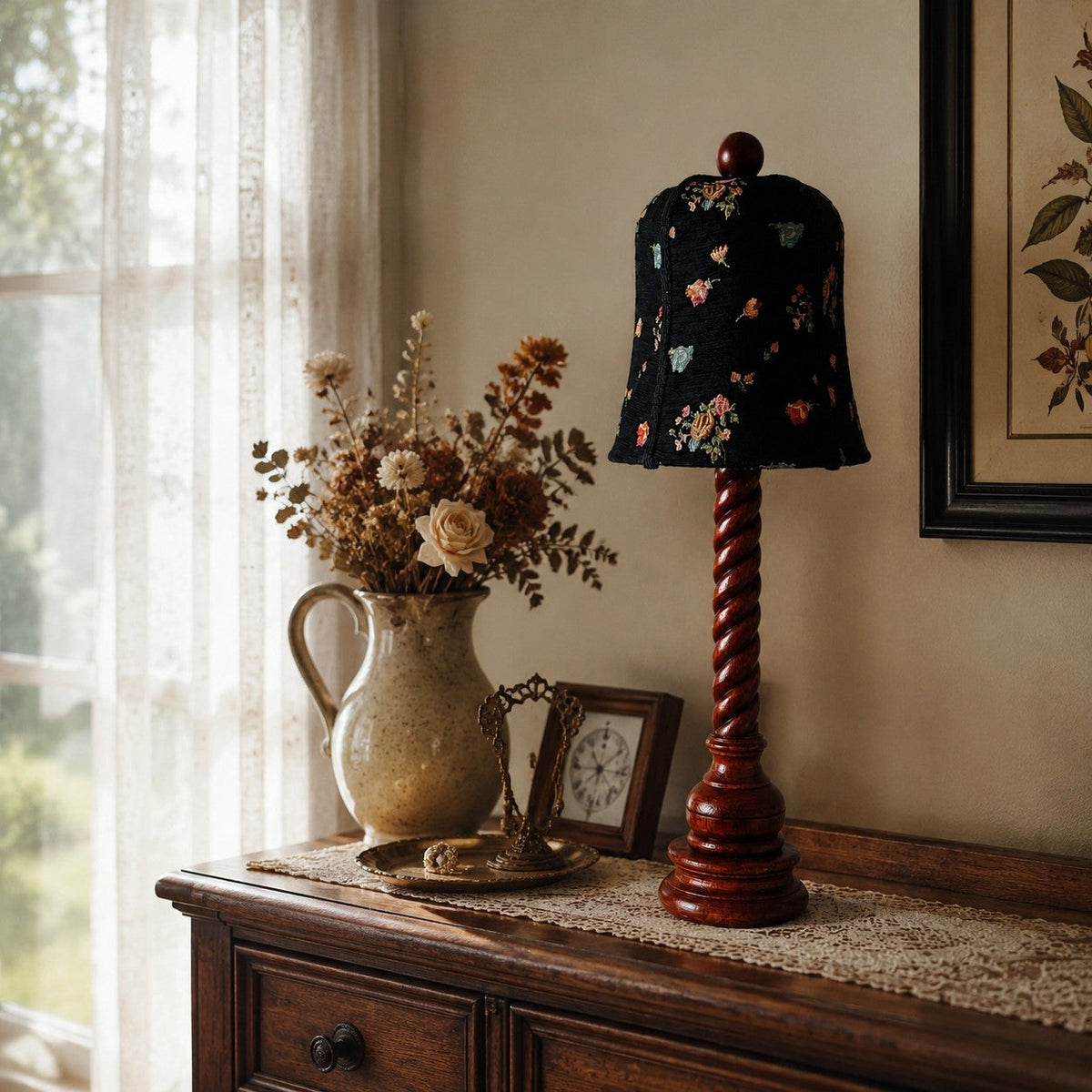 Lámpara de mesa de madera torneada con pantalla floral Torcela en un dormitorio de estilo clásico – imagen 2