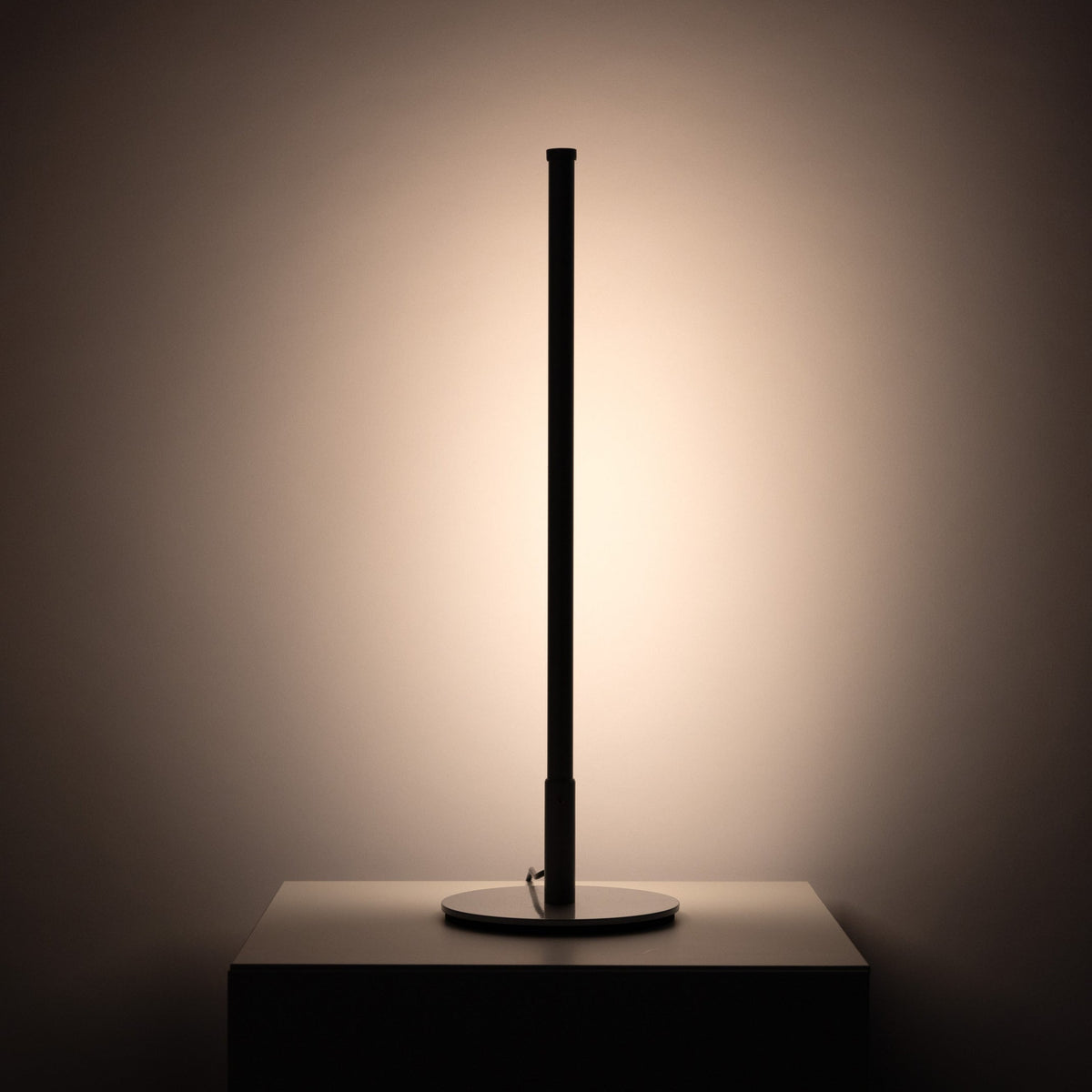 Lámpara de mesa LED lineal Esbela sobre una mesita de noche – imagen 7