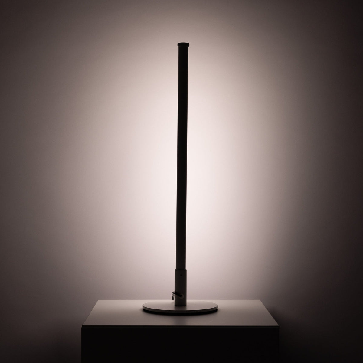 Lámpara de mesa LED lineal Esbela sobre una mesita de noche – imagen 5