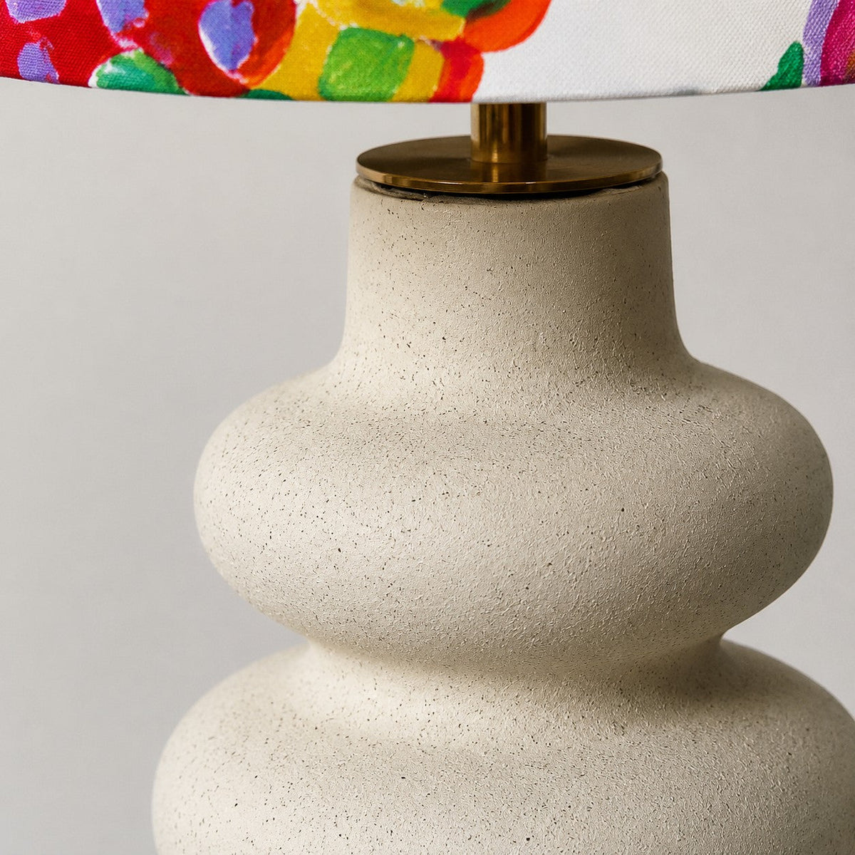 Lámpara de mesa de cerámica con pantalla floral Ramalia – detalle de la base de cerámica texturizada