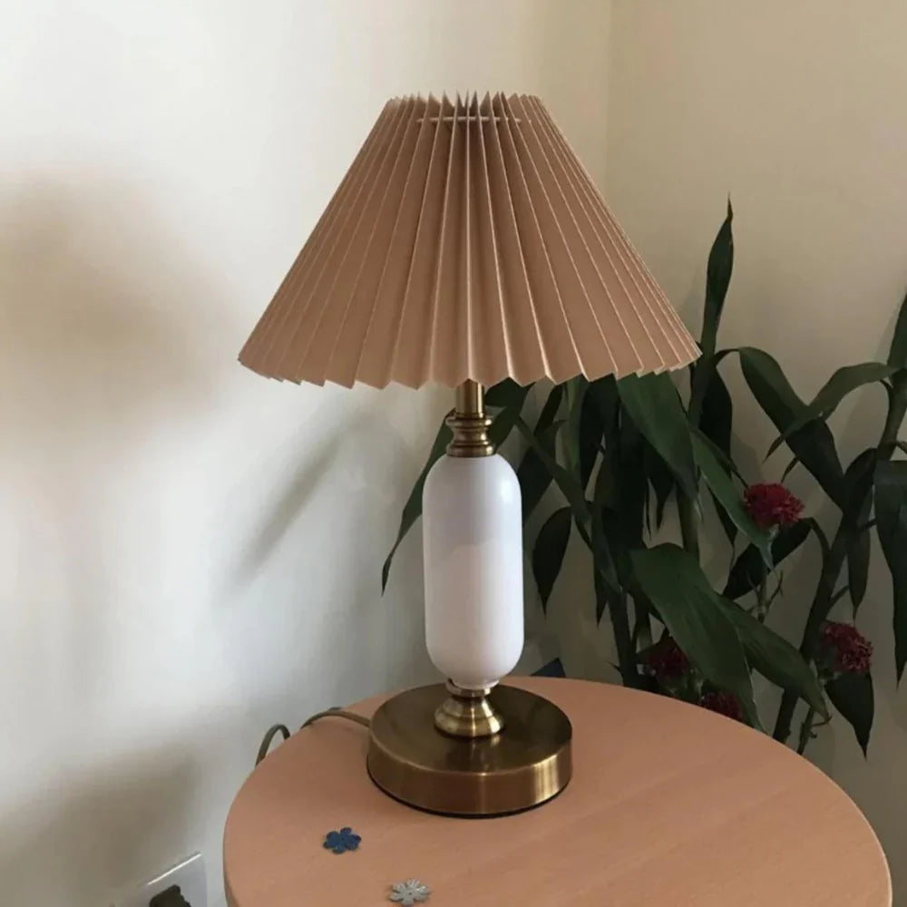 Lámpara de mesa plisada Hebrina en un salón acogedor – imagen 10