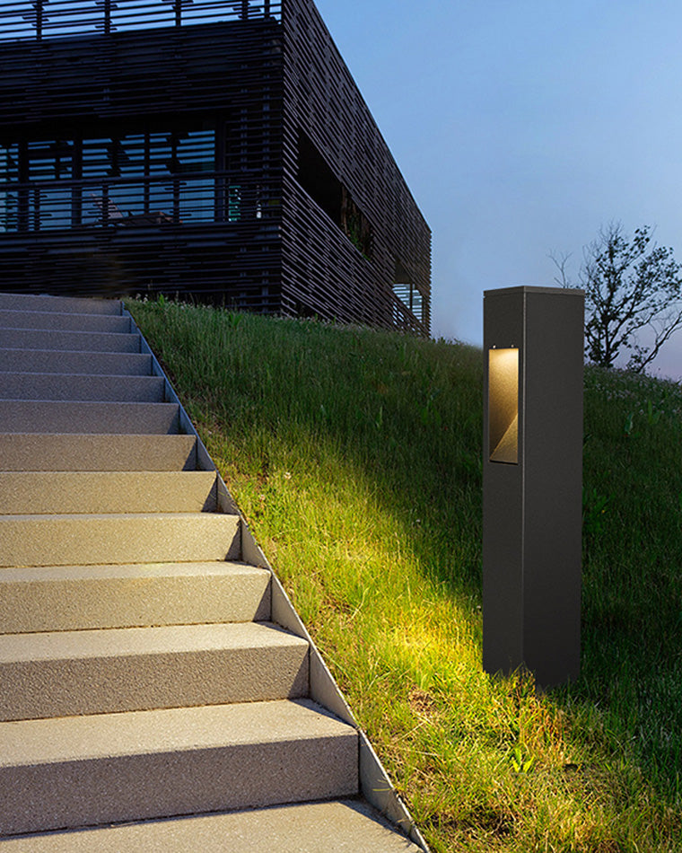 Baliza de jardín LED Idaro – junto a una escalera de jardín al atardecer