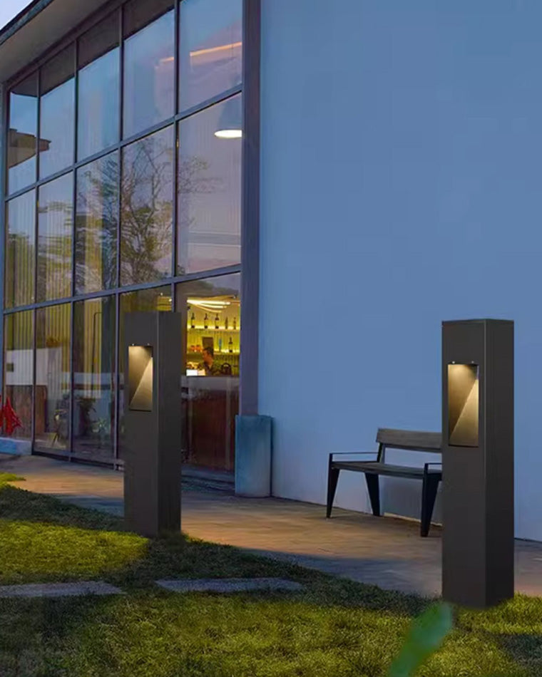 Baliza de jardín LED Idaro – pareja de balizas frente a una fachada de cristal