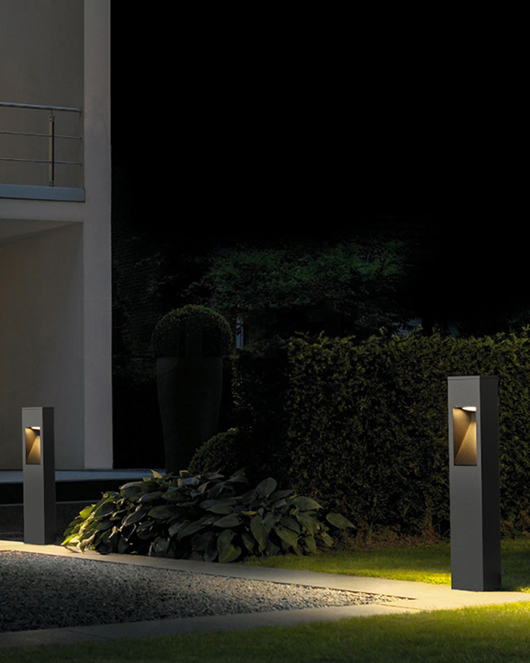 Baliza de jardín LED Idaro – a lo largo de un camino de noche