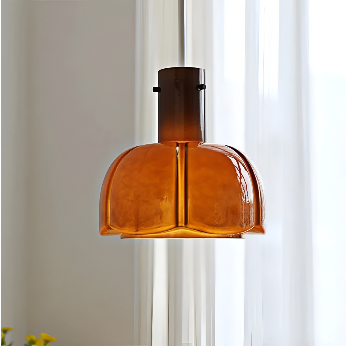 Lámpara colgante de cristal en forma de flor Amapela sobre una mesa de comedor – imagen 4