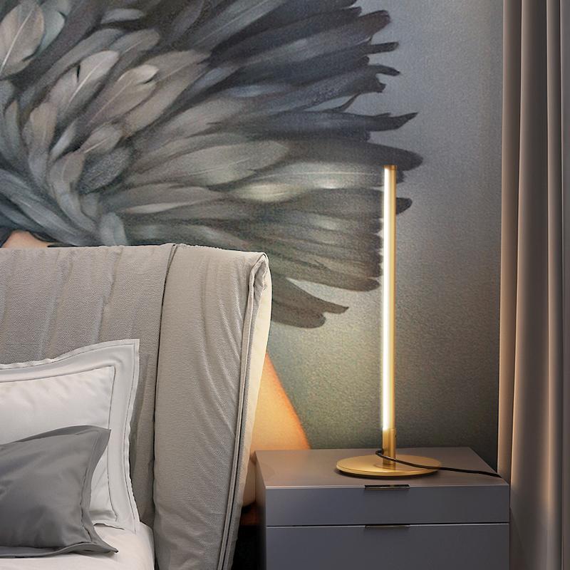 Lámpara de mesa LED lineal Esbela sobre una mesita de noche – imagen 10