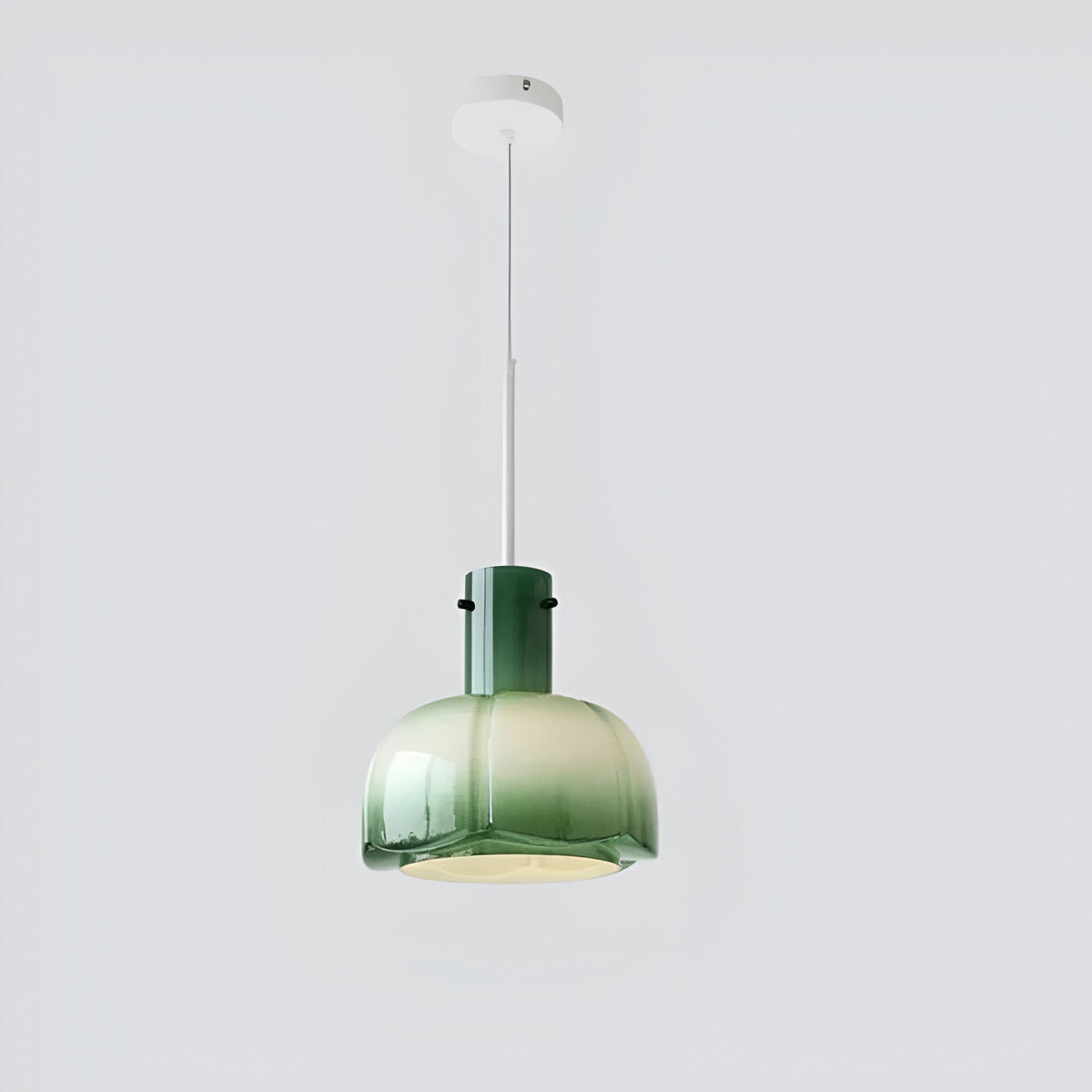 Lámpara colgante de cristal en forma de flor Amapela sobre una mesa de comedor – imagen 3