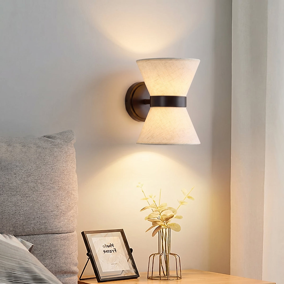Aplique de pared de tela Jaruna en un dormitorio acogedor – imagen 7