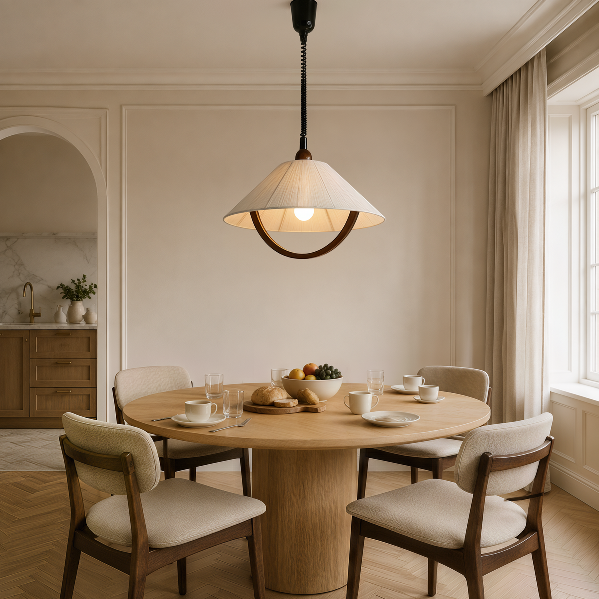Lámpara colgante de cordón de algodón y madera Arcoya sobre una mesa de comedor redonda – imagen 12