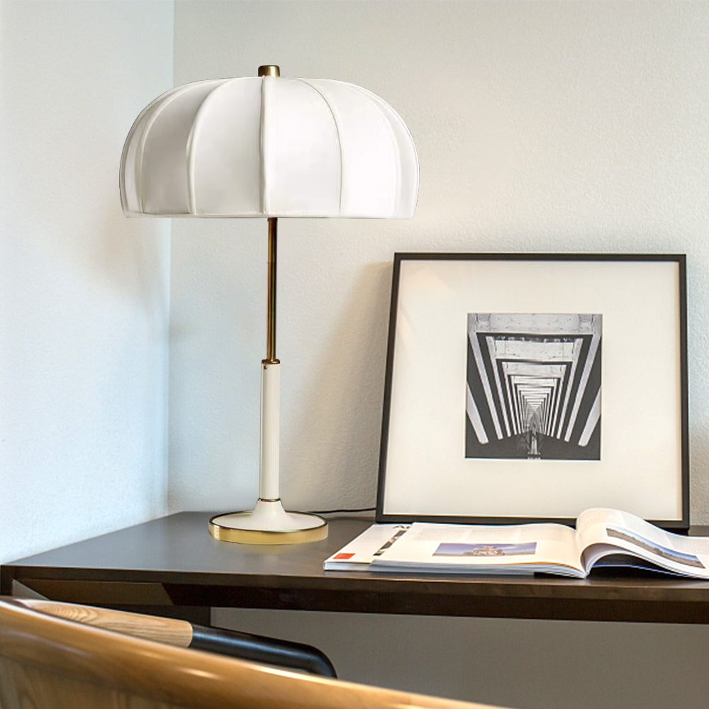 Lámpara de mesa mid century Lomadia en un dormitorio sereno – imagen 5