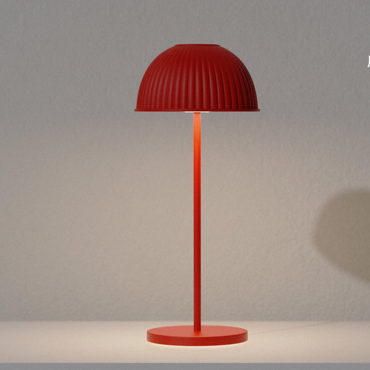 Lámpara de mesa inalámbrica con cúpula acanalada Quelina en un salón moderno – imagen 11