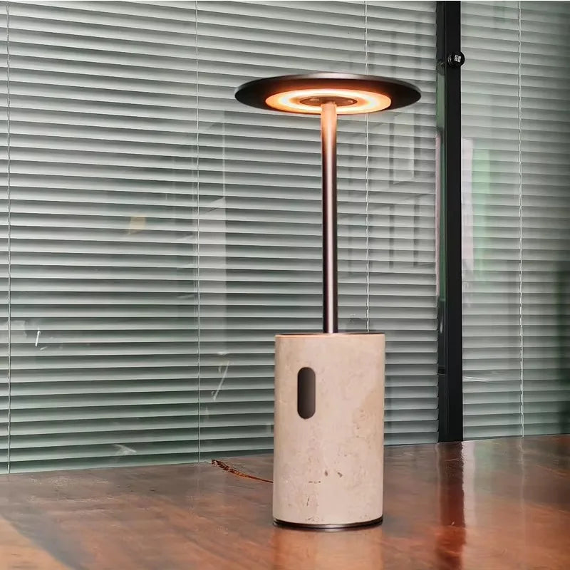 Lámpara de mesa inalámbrica de travertino Tufela en un salón cálido – imagen 5