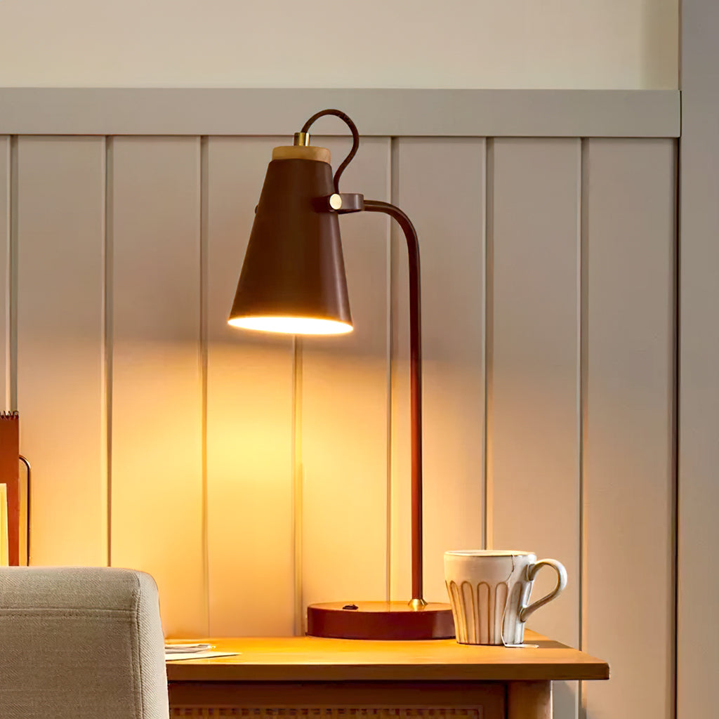 Lámpara de escritorio orientable Belisa sobre una mesa de madera – imagen 9