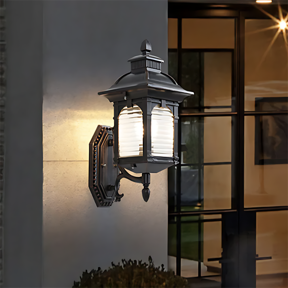 Farol de pared exterior Ocandil – encendido junto a una puerta