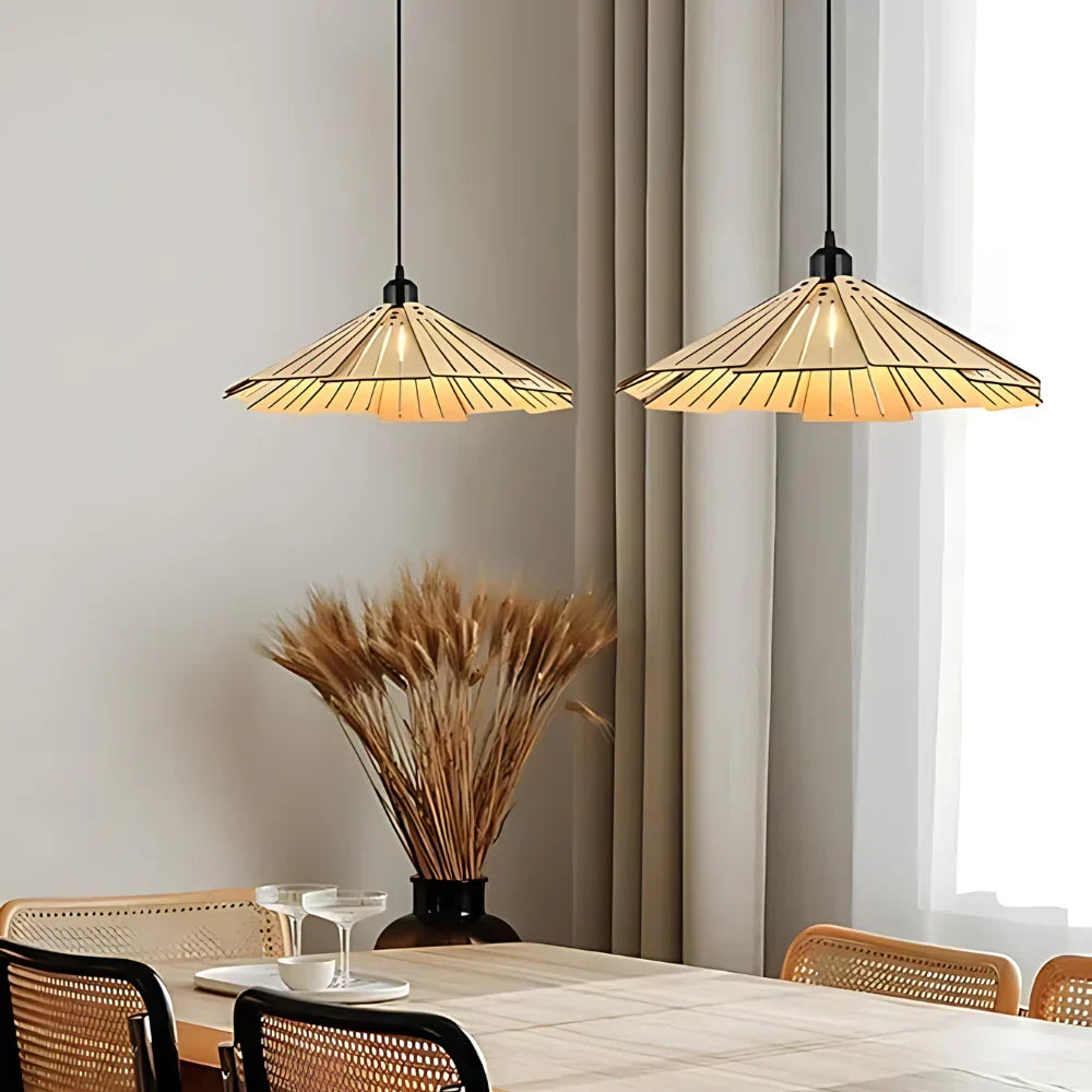 Lámpara colgante de madera Bardela – dos lámparas beige sobre un comedor