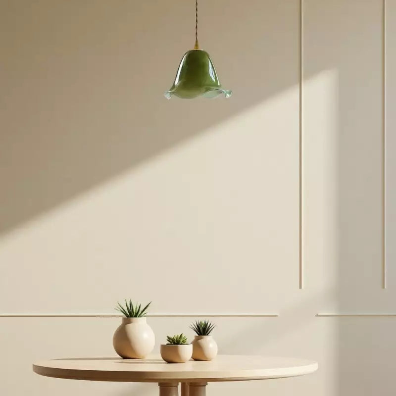 Lámpara colgante de cristal verde Dalira en un dormitorio de estilo romántico – imagen 5