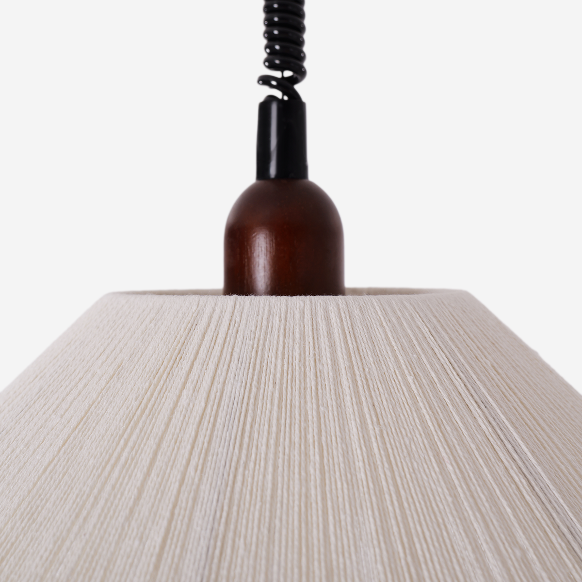Lámpara colgante de cordón de algodón y madera Arcoya – detalle del casquillo de madera
