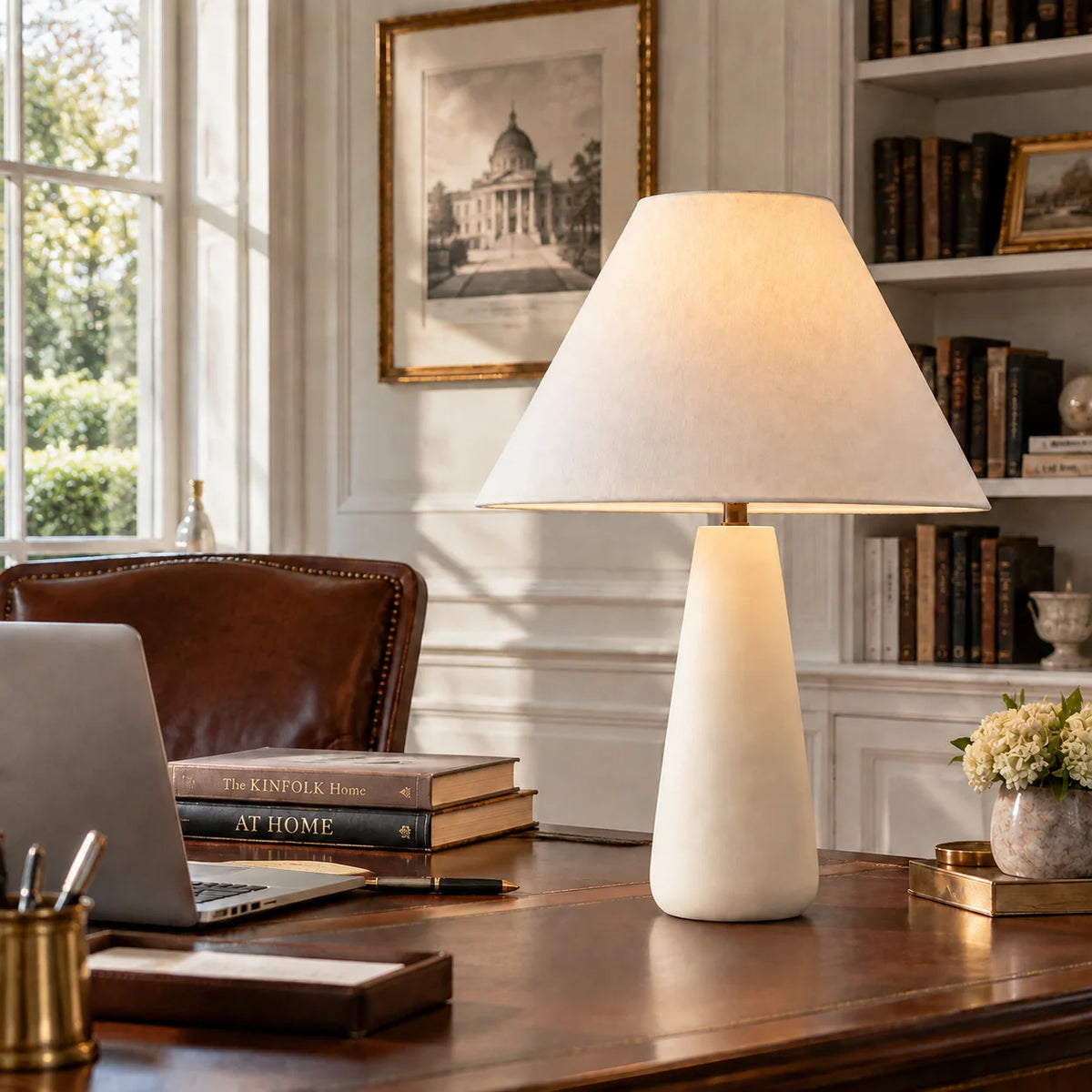 Lámpara de mesa minimalista Cenara en un salón acogedor – imagen 9