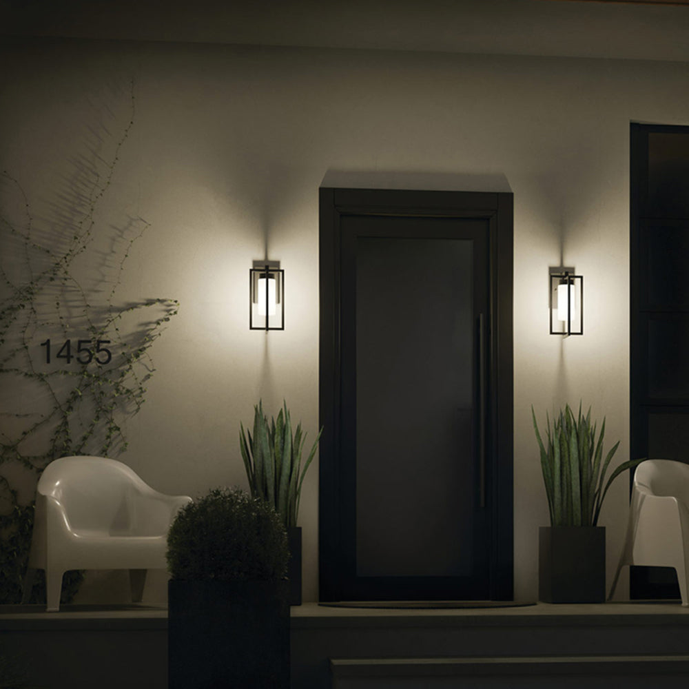 Aplique de pared exterior Ontara en una fachada moderna – imagen 3