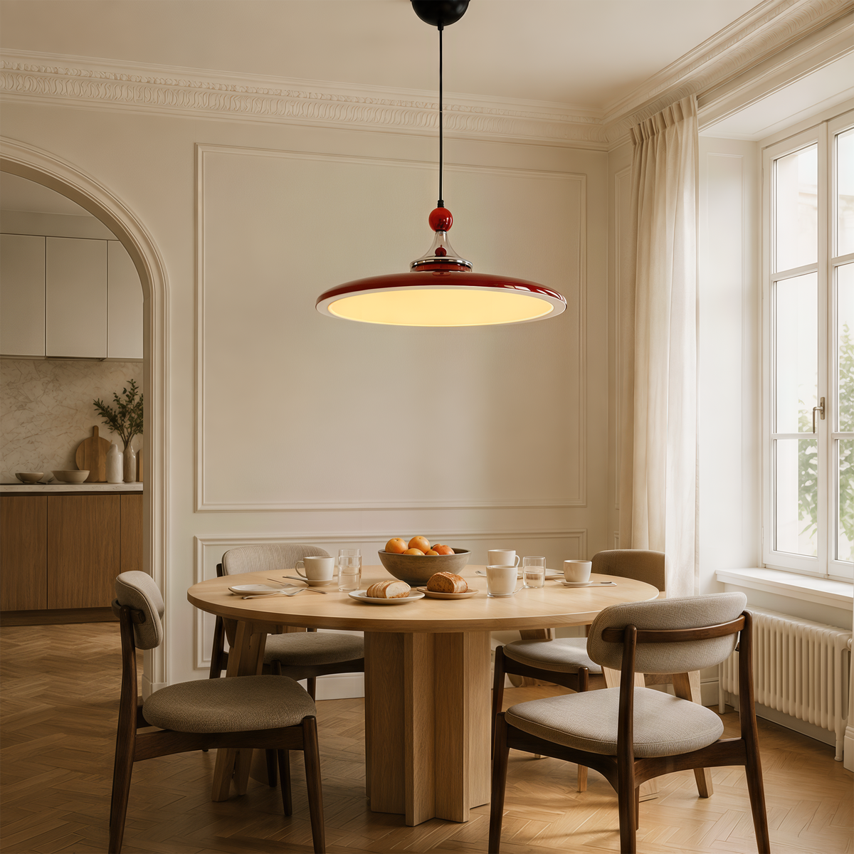 Lámpara colgante roja Carmesa – en un comedor con mesa de madera