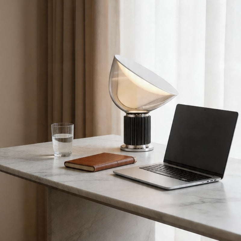 Lámpara de mesa orientable Velisca – negro en un escritorio de mármol