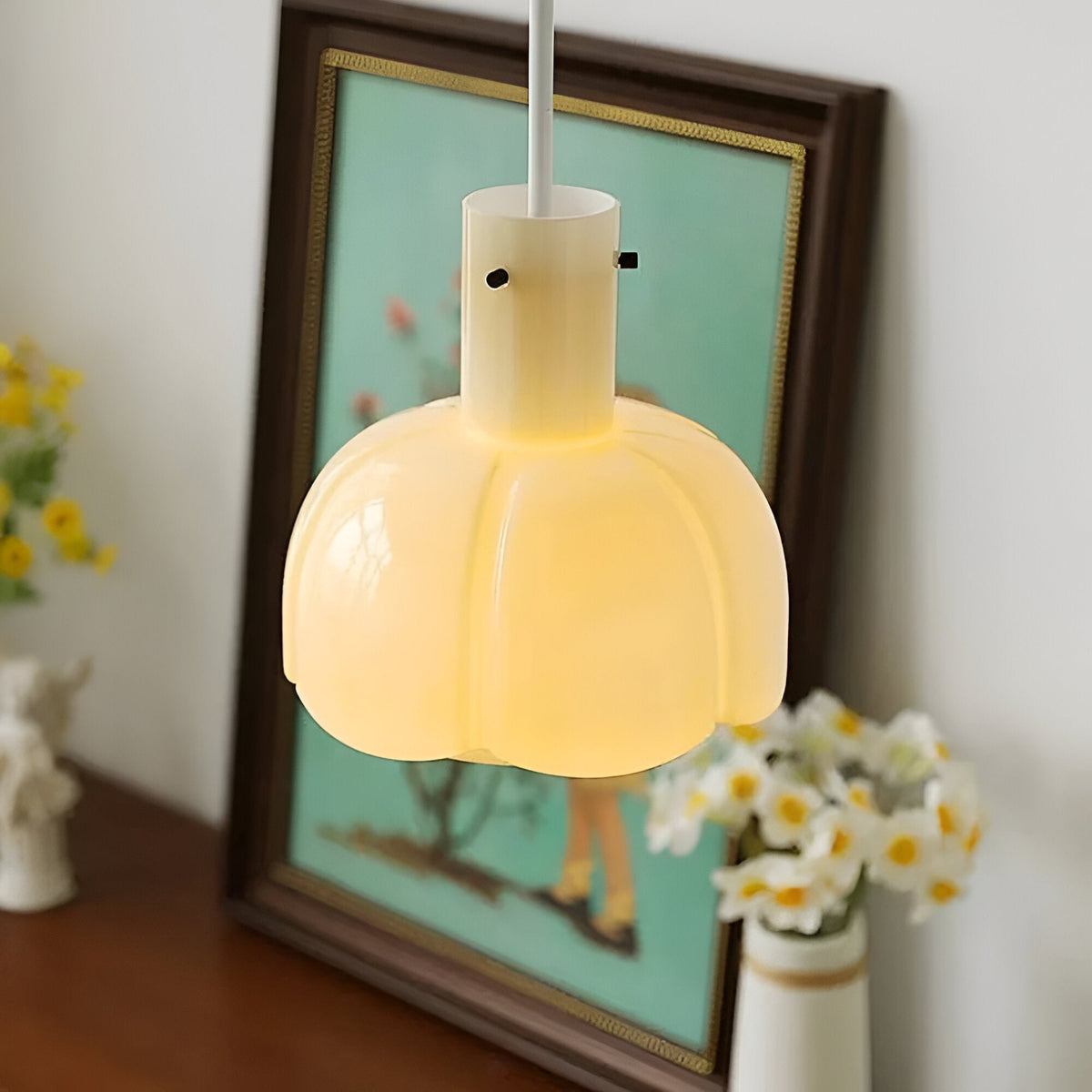 Lámpara colgante de cristal en forma de flor Amapela sobre una mesa de comedor – imagen 5